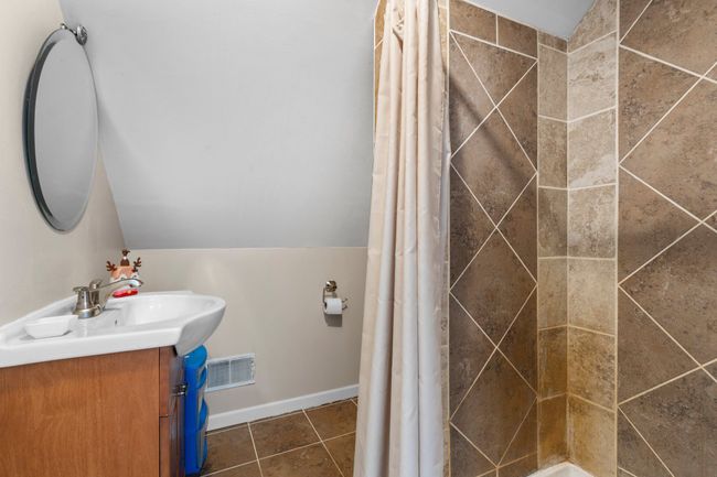 Full ensuite with 4th bedroom area | Image 22