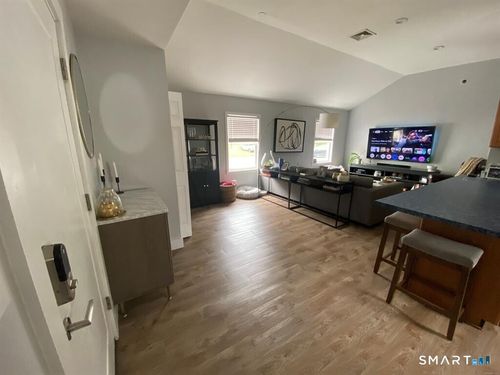 570-566 Black Rock Tpke, Fairfield, CT, 06825-4744 | Card Image