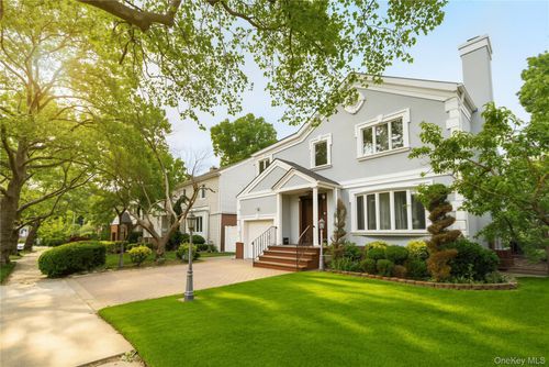 7831 220th St, Oakland Gardens, NY, 11364-3528 | Card Image