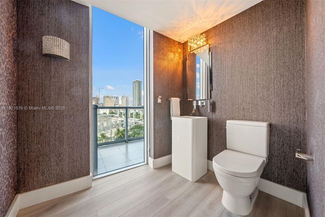 APT-803 - 185 Sw 7 Th St, Condo with 2 bedrooms, 3 bathrooms and null parking in Miami FL | Image 8