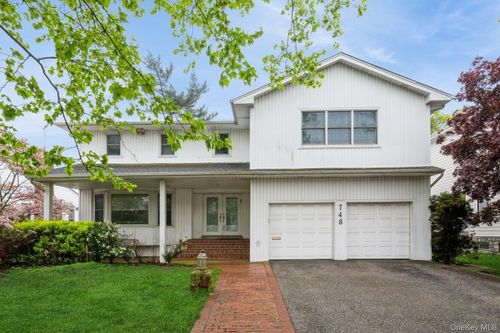 748 Sherwood St, Valley Stream, NY, 11581-3611 | Card Image