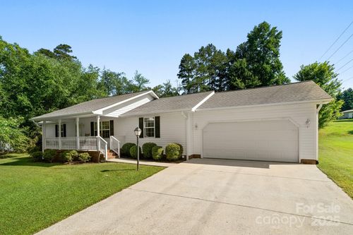 32 Meadow Dr, Horse Shoe, NC, 28742-9621 | Card Image