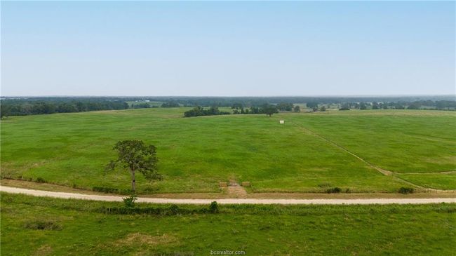 Overview of rural landscape featuring agricultural land | Image 6