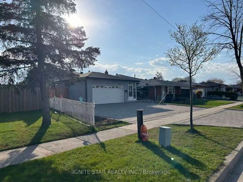 3246 Oakglade Cres, Mississauga, ON, L5C1X3 | Card Image