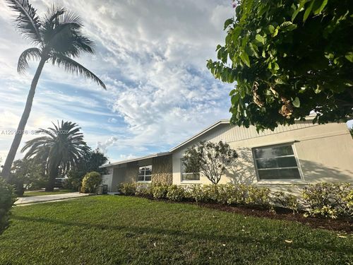 3245 Village Green Dr, Miami, FL, 33175-3148 | Card Image