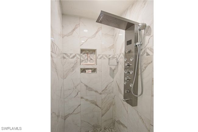 Details with a tile shower | Image 15