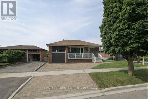 31 Dundee Drive, Toronto (York University Heights), ON, M3N1H7 | Card Image