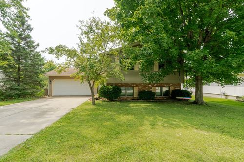 2207 Woodhavens Dr, Bloomington, IL, 61701-7812 | Card Image