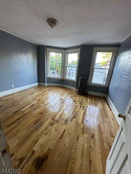 132 Chester Ave, Newark, NJ, 07104-3005 | Card Image