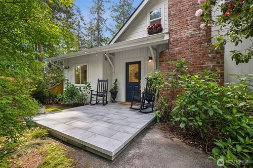 15715 249th Ave Se, Issaquah, WA, 98027-8443 | Card Image