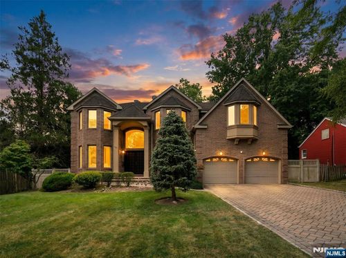325 Cooper Pl, Paramus, NJ, 07652-5733 | Card Image
