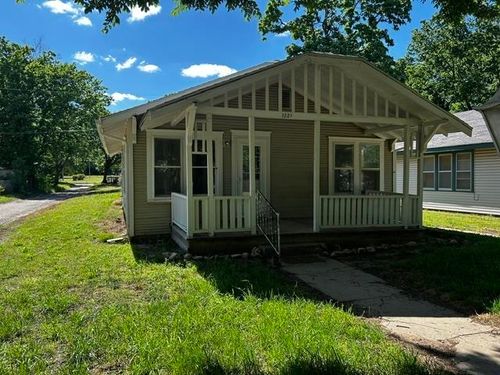 1221 N 4th St, Arkansas City, KS, 67005-1629 | Card Image