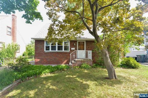 9 Cole St, Bergenfield, NJ, 07621-2601 | Card Image