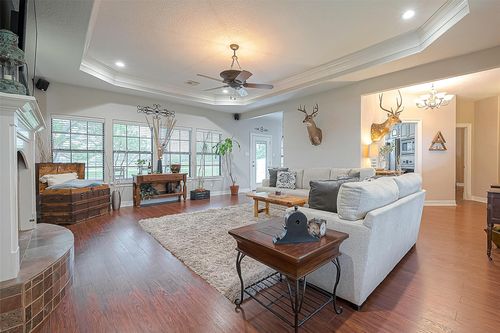 638 Winchester Trl, Angleton, TX, 77515-9686 | Card Image