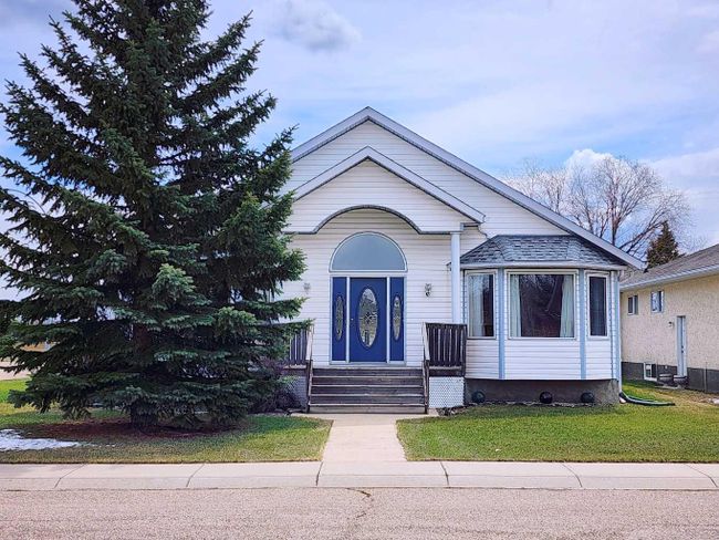 401 Slade Place, Home with 3 bedrooms, 2 bathrooms and 4 parking in Nanton AB | Image 2