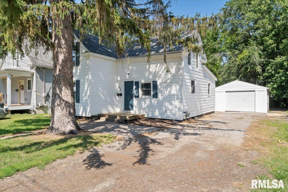 Hobson Ave, Davenport, IA 52802