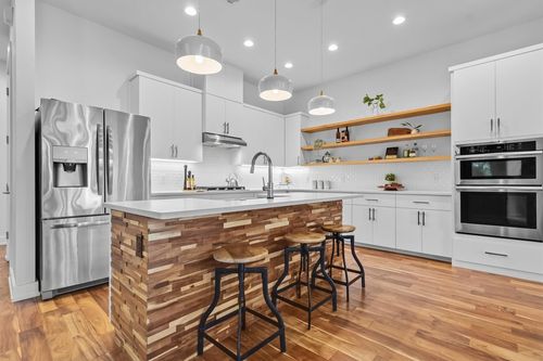 a-2712 Oak Springs Dr, Austin, TX, 78702-2528 | Card Image