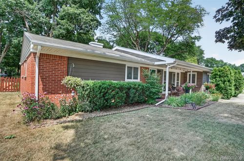 41008 Hollydale, Novi, MI, 48375-3520 | Card Image