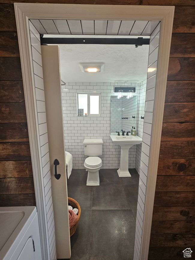 Full bathroom entrance with sliding barn door | Image 19