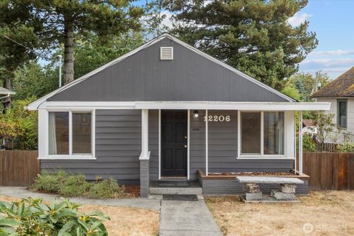 12206 Fremont Ave N, Seattle, WA, 98133-8025 | Card Image