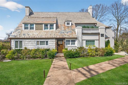 3 Beacon Hill Rd, Port Washington, NY, 11050-3003 | Card Image