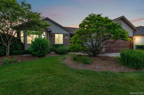 52865 Cross Creek Dr, Chesterfield, MI, 48047-5942 | Card Image