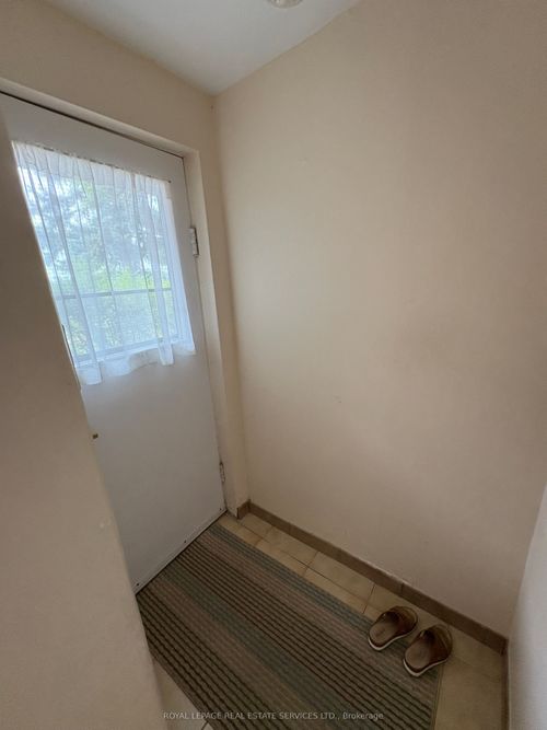 581 Mc Roberts Avenue, York, ON, M2P2E3 | Card Image