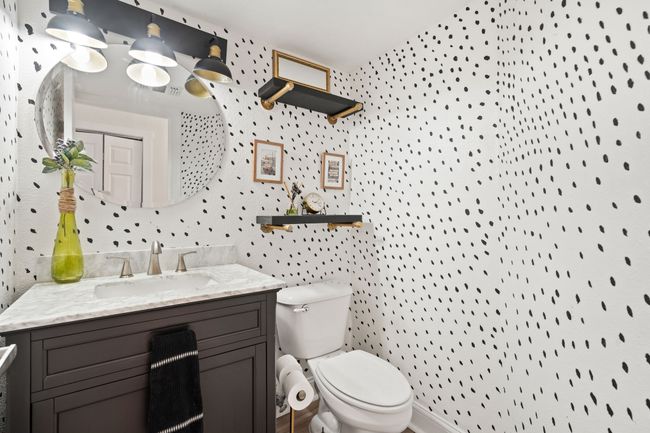 Powder bathroom on 1st floor for guests | Image 8