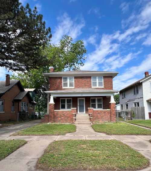 215 N 3rd St, Arkansas City, KS, 67005-2452 | Card Image