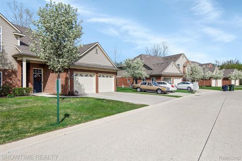 14326 Shadywood Dr, Sterling Heights, MI, 48312-3428 | Card Image