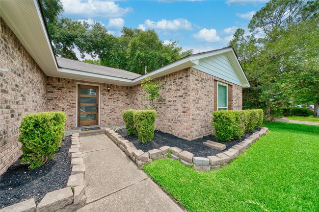 3034 Becket St, House other with 3 bedrooms, 2 bathrooms and 2 parking in Pearland TX | Image 4