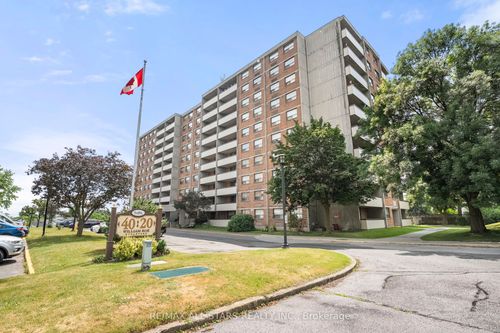410-20 William Roe Blvd, Newmarket, ON, L3Y5V6 | Card Image