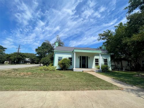 201 E 6th St, Lampasas, TX, 76550-3219 | Card Image