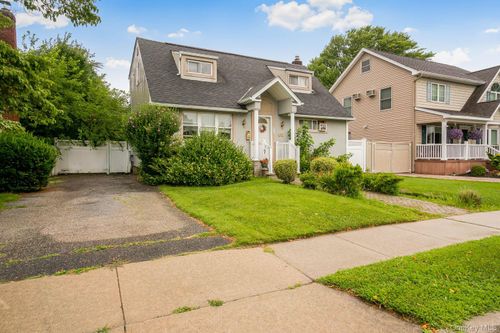 68 Cliff Dr, Hicksville, NY, 11801-3334 | Card Image