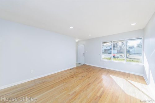 27840 Larkmoor St, Southfield, MI, 48076-4976 | Card Image