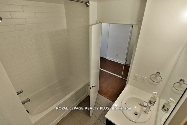 812 - 360 Square 1 Dr, Condo with 1 bedrooms, 1 bathrooms and 1 parking in Mississauga ON | Image 9