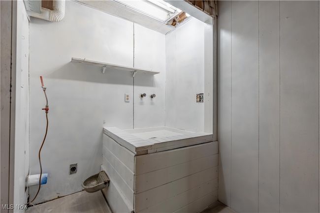 Washroom with hookup for an electric dryer | Image 23