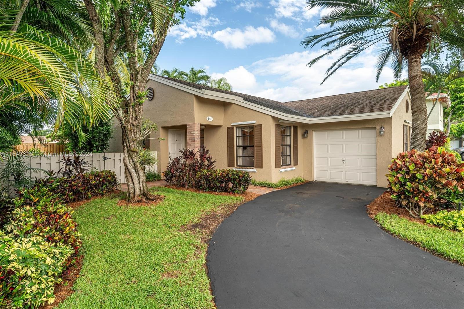 Auburn Way, Davie, FL 33325