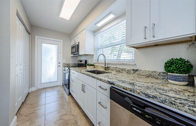 APT-11 - 2186 Edythe Dr, Condo with 2 bedrooms, 1 bathrooms and null parking in DUNEDIN FL | Image 15
