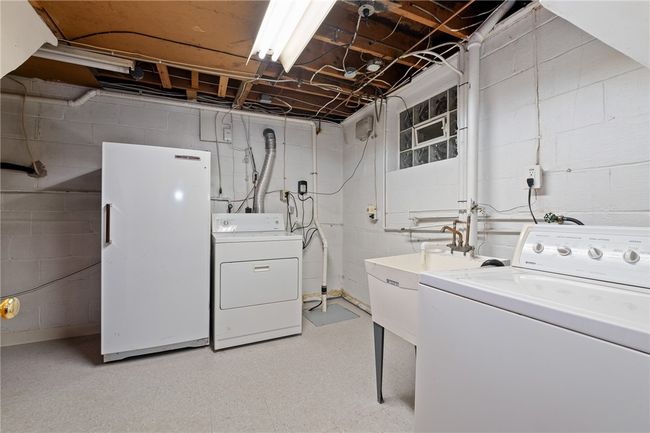 Lots Of Space In The Laundry Area | Image 18