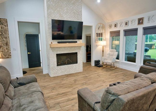 455 Green Meadows Dr, House other with 4 bedrooms, 3 bathrooms and 3 parking in West Columbia TX | Image 4