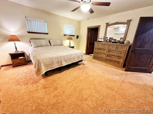 Master bedroom. | Image 17