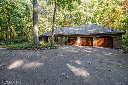 4352 Fenton Rd, Hartland, MI, 48353-1402 | Card Image
