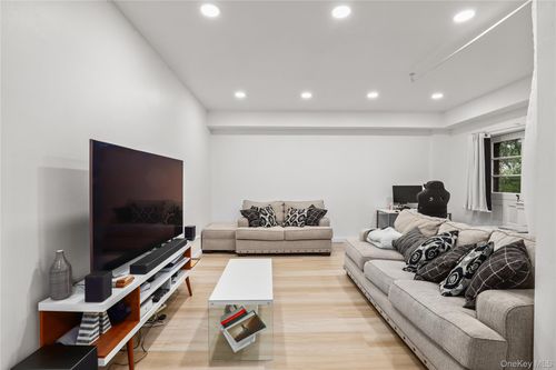 it9-140 N Broadway, Irvington, NY, 10533-1240 | Card Image