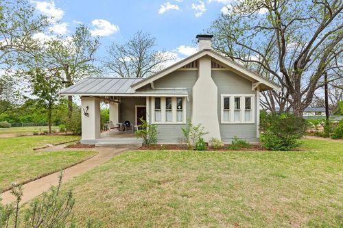 215 E Travis St, Fredericksburg, TX, 78624-4237 | Card Image
