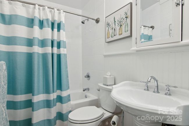 Downstairs Bathroom | Image 24