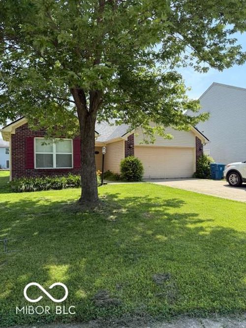 8113 Maple Stream Ln, Indianapolis, IN, 46217-4571 | Card Image