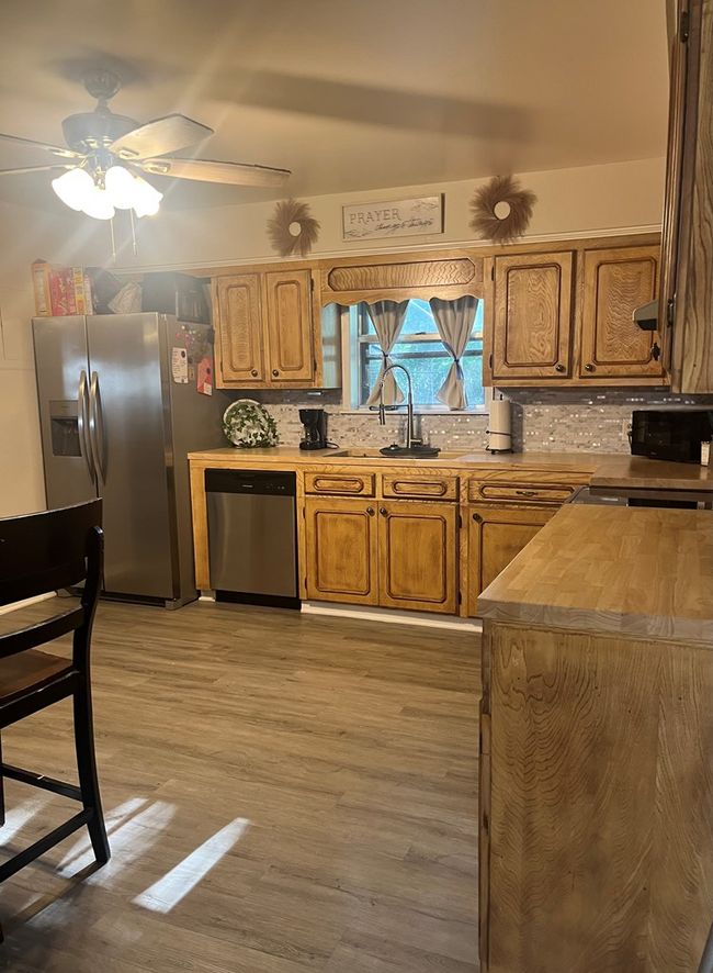 147 County Road 1801, Home with 2 bedrooms, 1 bathrooms and 2 parking in Rusk TX | Image 6