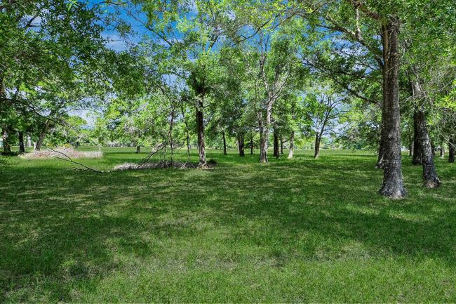 Outdoor gathering spaces in the shade appear to be ready for an indoor/outdoor housewarming party. | Image 31