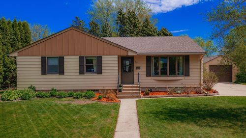 512 18th St N, Benson, MN, 56215-1142 | Card Image
